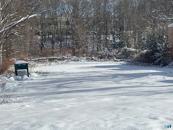 a view of a parking area
