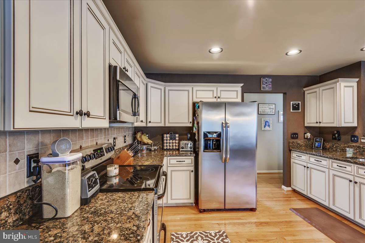 1407 Bush Road Severn, MD 21144 - Photo 20 of 56 Fully appointed eat-in kitchen