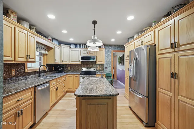 $750,000 | 1124 Elizabethton Highway, Bluff City, TN 37618