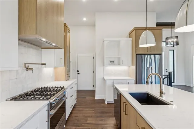 $819,950 | 5146 Northwest 47th Street, Riverside, MO 64150