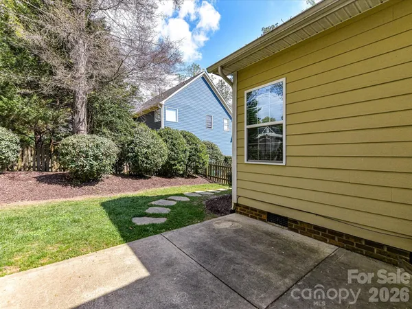 a view of a back yard of the house