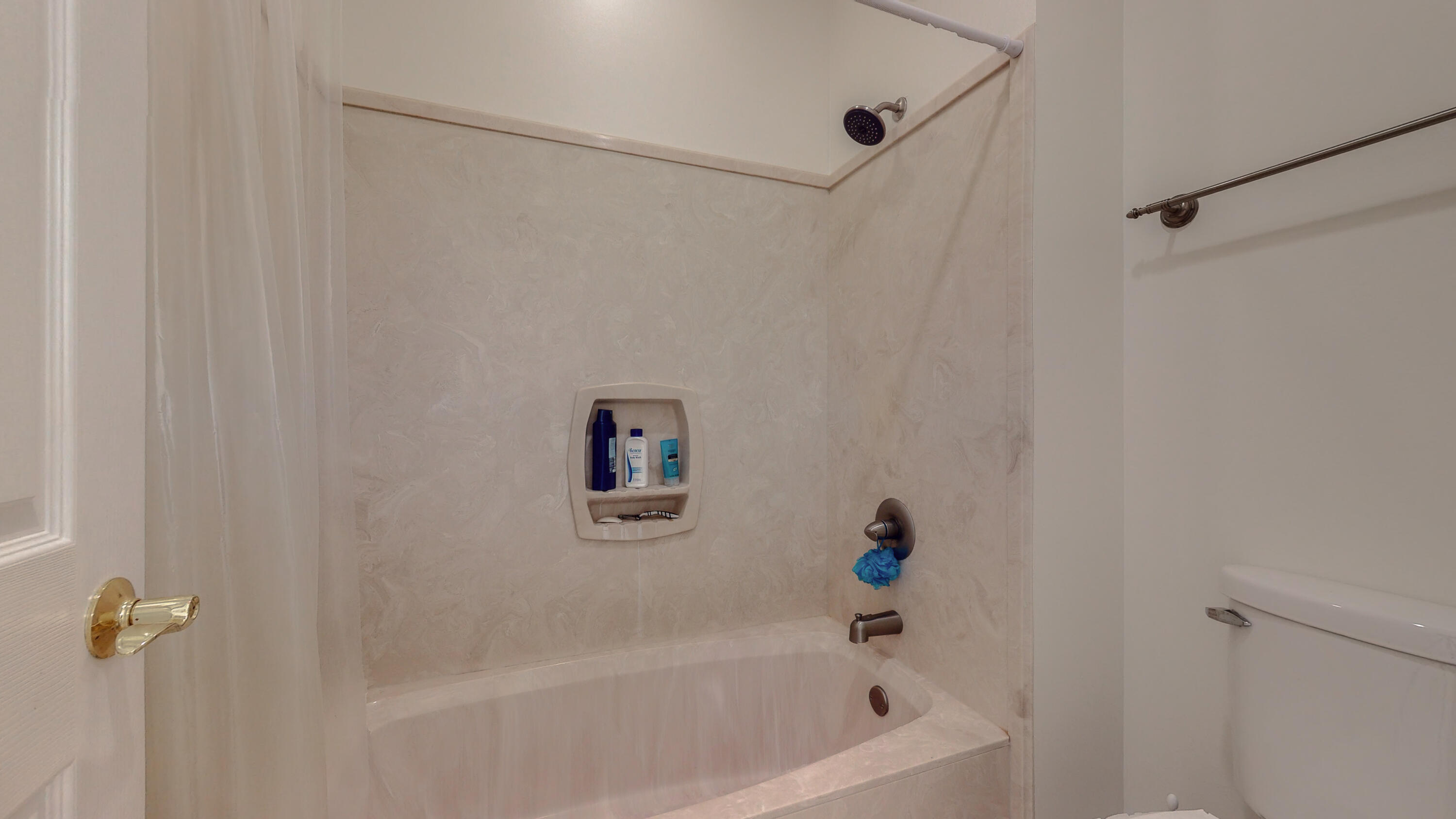 83 Launch Road DeFuniak Springs, FL 32433 - Photo 44 of 62 a bathroom with a bathtub