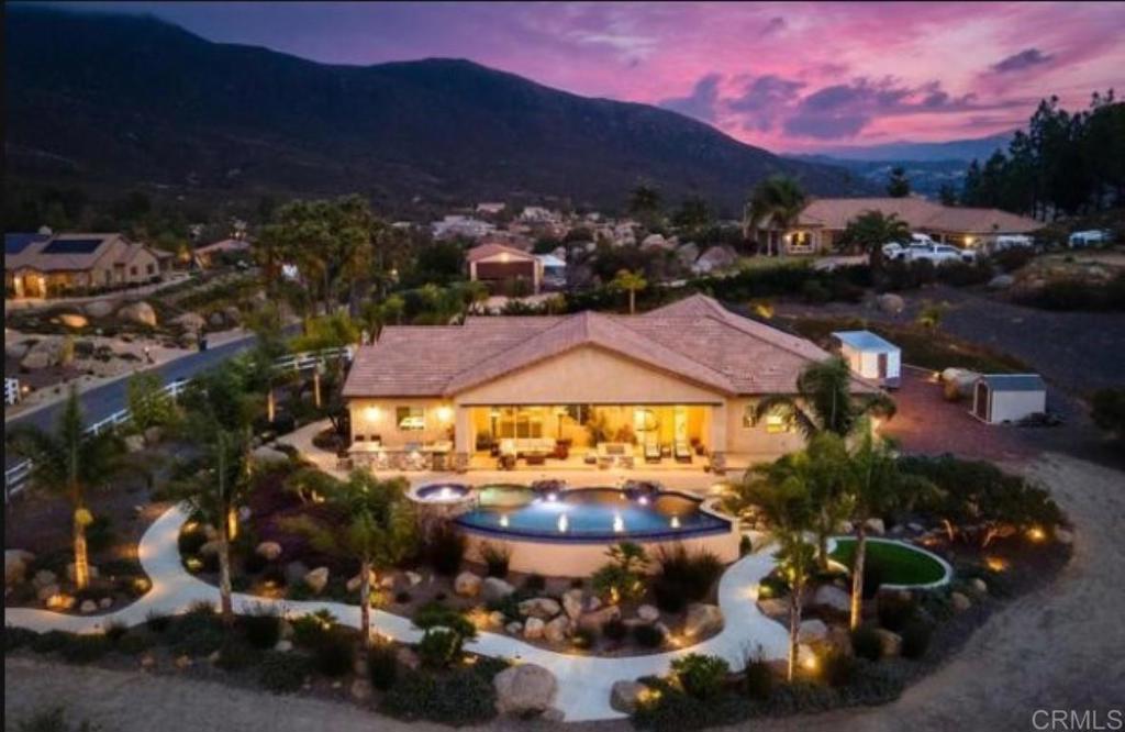 a view of a houses with a yard