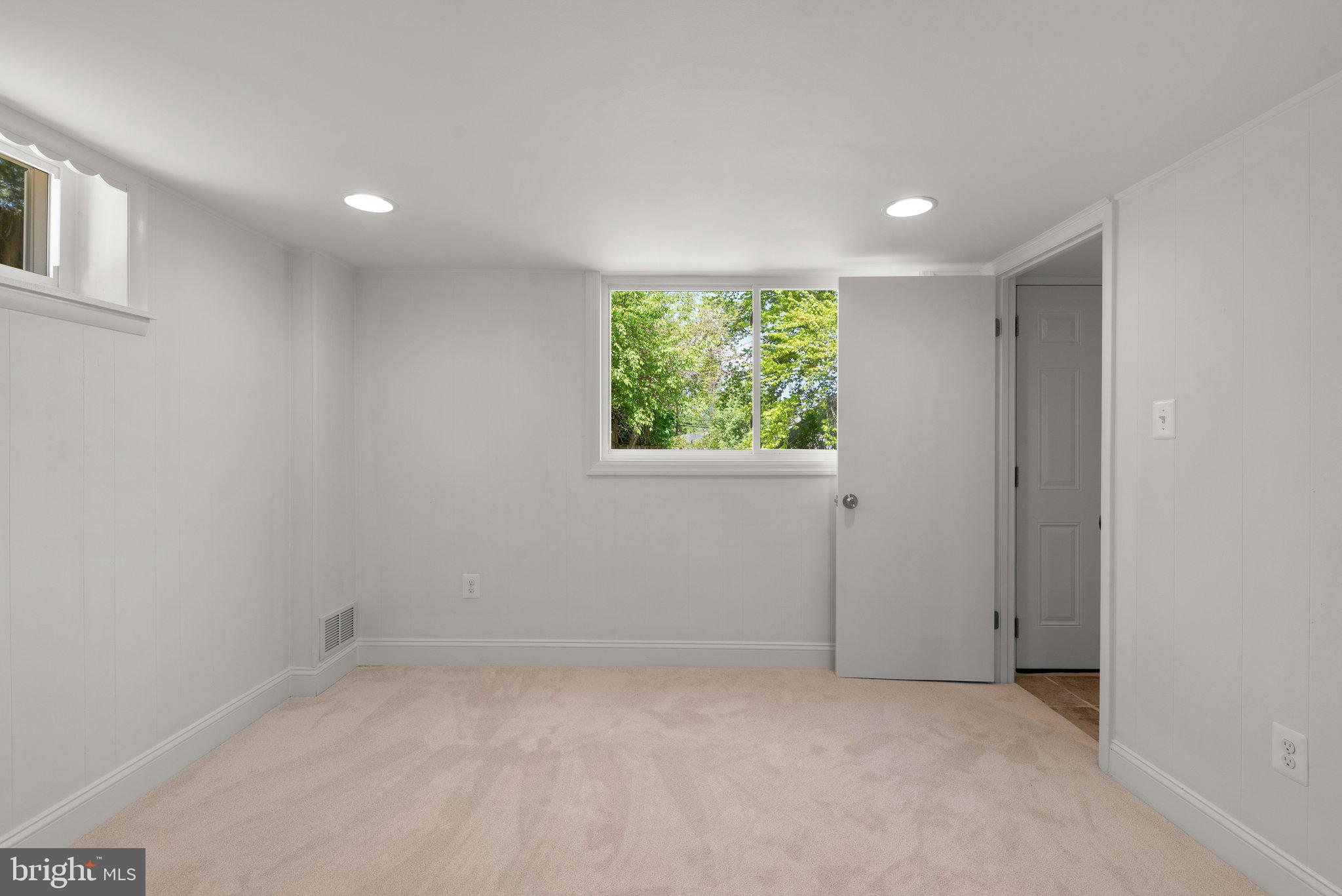 10126 Renfrew Road Silver Spring, MD 20901 - Photo 27 of 40 an empty room with a window