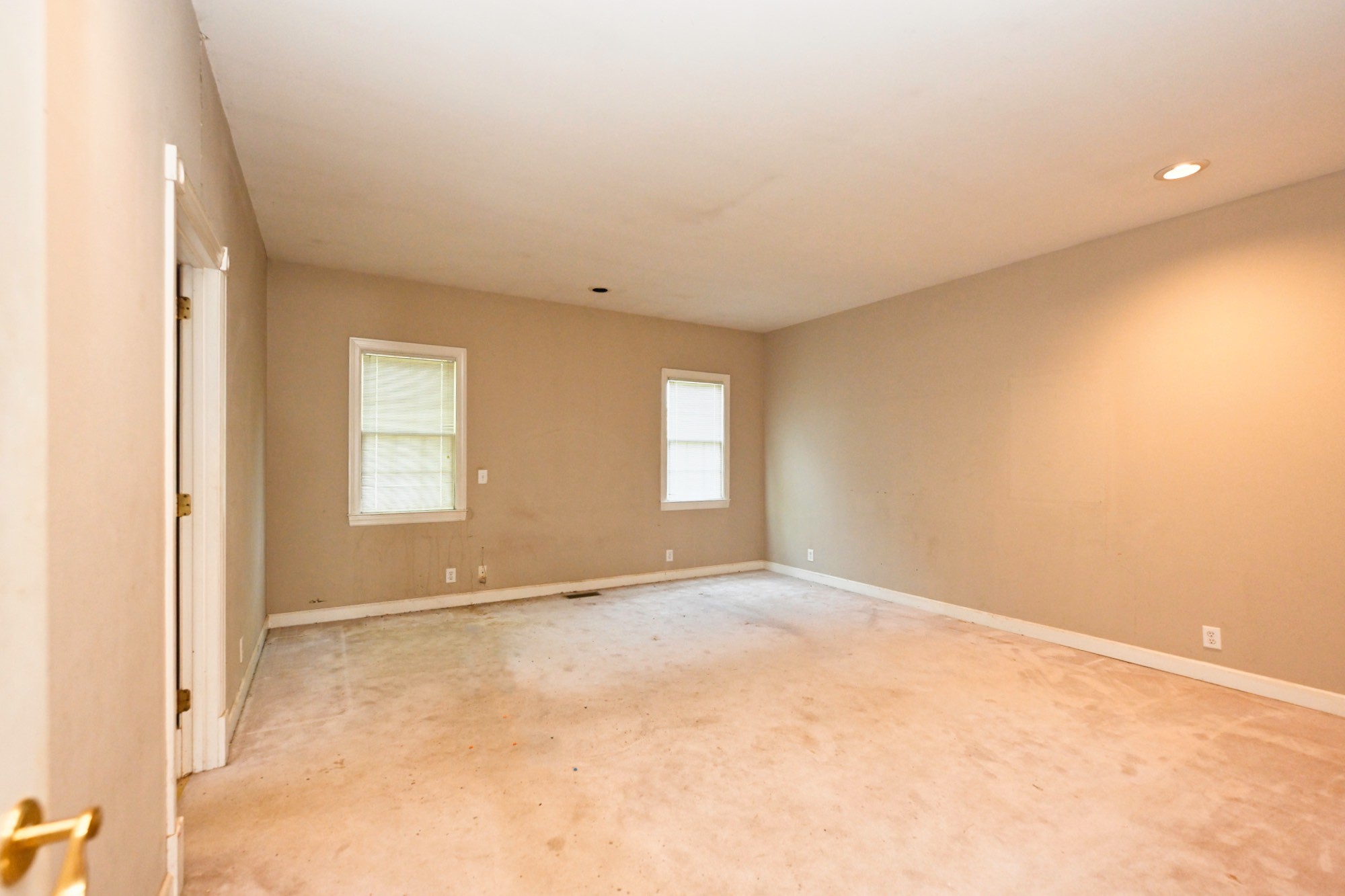795 New Shackle Island Road Hendersonville, TN 37075 - Photo 14 of 41 an empty room with windows