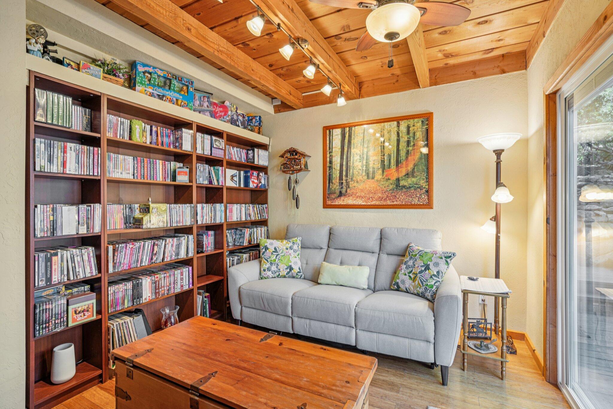 25361 Skyline Way Idyllwild, CA 92549 - Photo 26 of 42 a living room with furniture and a book shelf
