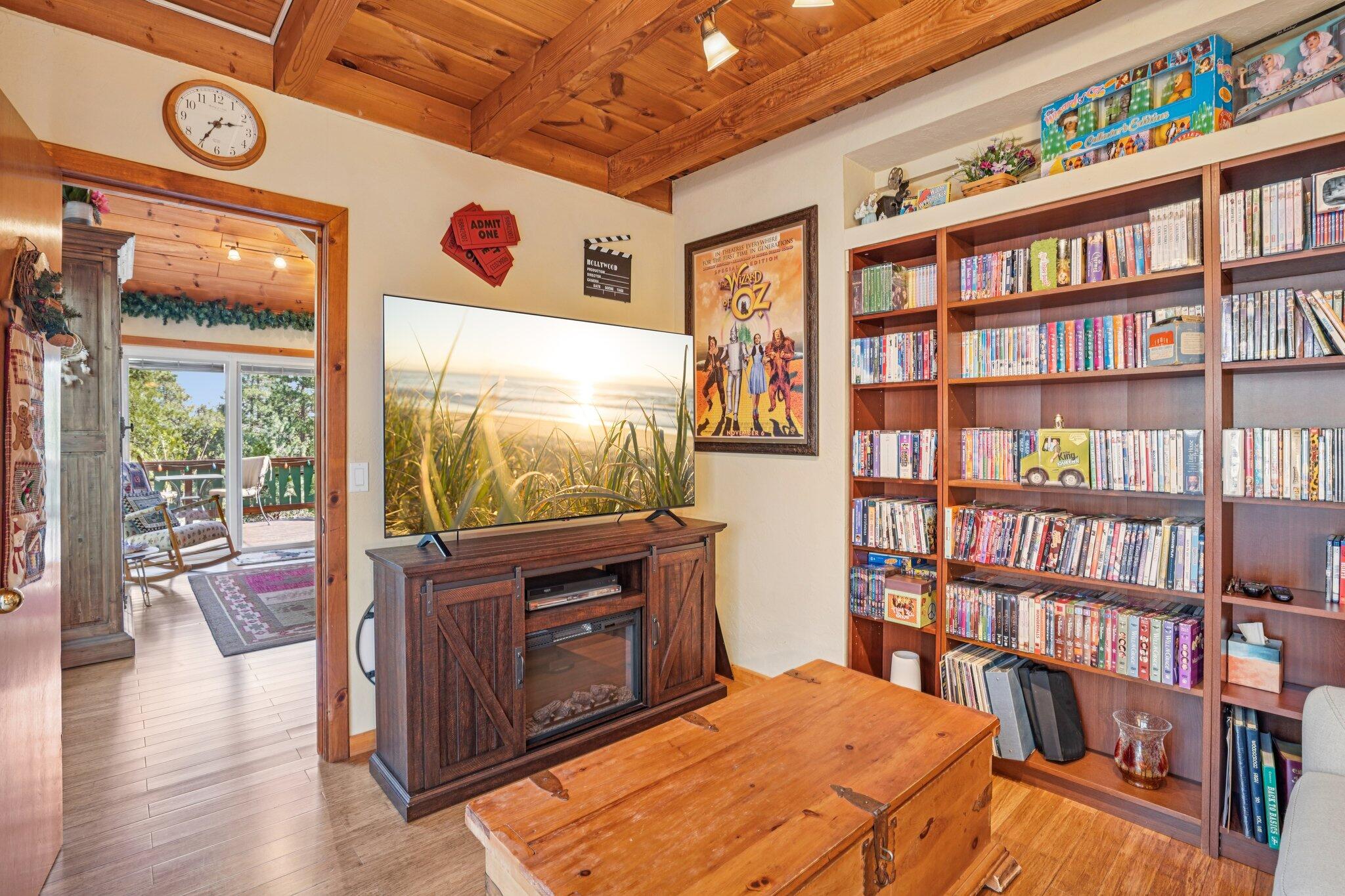 25361 Skyline Way Idyllwild, CA 92549 - Photo 28 of 42 a living room with bookshelf and wooden floor