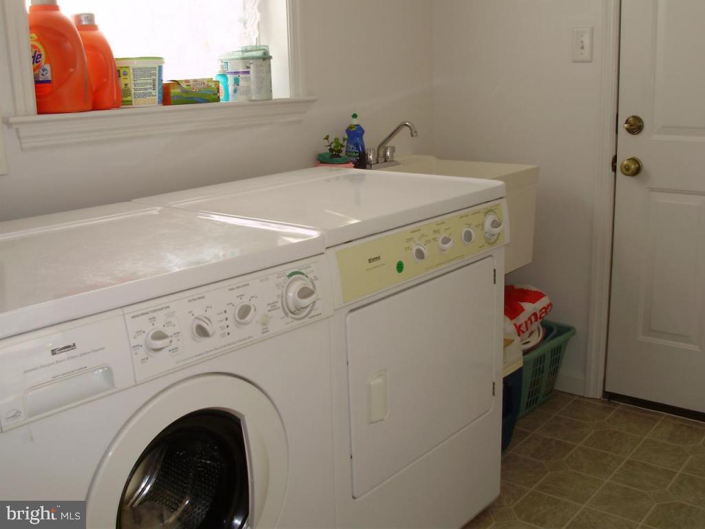 608 Wallingford Road Lititz, PA 17543 - Photo 9 of 30 a utility room with dryer and washer
