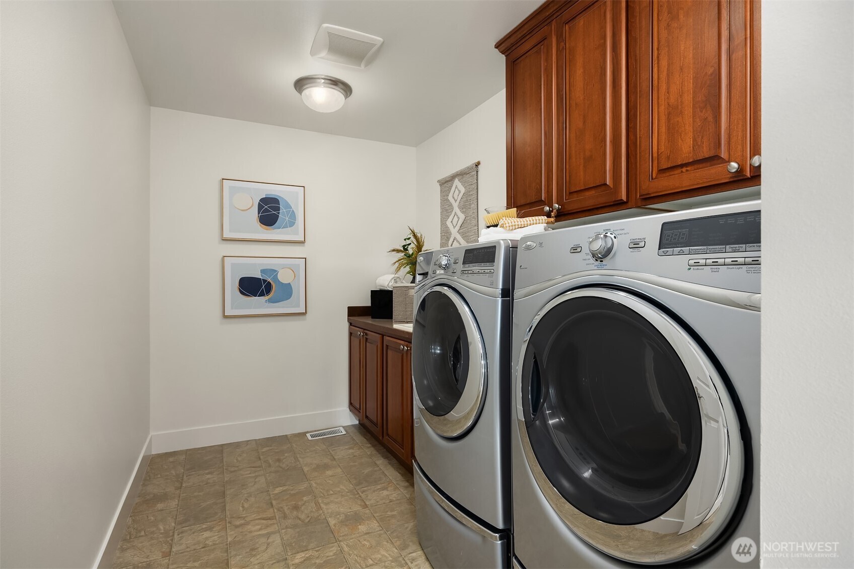 2989 Northeast Davis Loop Issaquah, WA 98029 - Photo 32 of 40 a utility room with dryer and washer