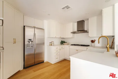 $1,075,000 | 423 Arnaz Drive, Unit 203, Los Angeles, CA 90048