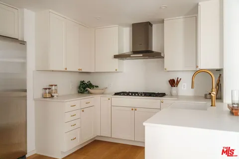 $1,075,000 | 423 Arnaz Drive, Unit 203, Los Angeles, CA 90048