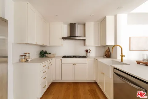 $1,075,000 | 423 Arnaz Drive, Unit 203, Los Angeles, CA 90048