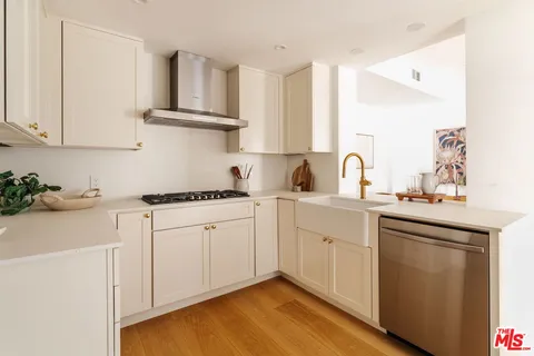 $1,075,000 | 423 Arnaz Drive, Unit 203, Los Angeles, CA 90048