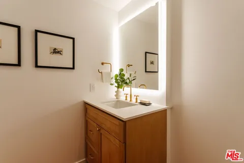 $1,075,000 | 423 Arnaz Drive, Unit 203, Los Angeles, CA 90048