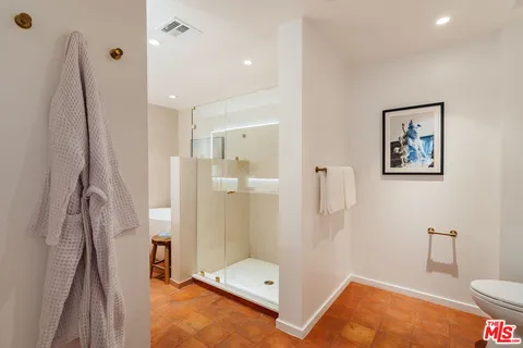 $1,075,000 | 423 Arnaz Drive, Unit 203, Los Angeles, CA 90048