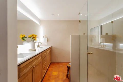 $1,075,000 | 423 Arnaz Drive, Unit 203, Los Angeles, CA 90048