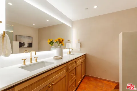 $1,075,000 | 423 Arnaz Drive, Unit 203, Los Angeles, CA 90048