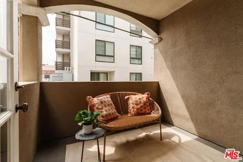 $1,075,000 | 423 Arnaz Drive, Unit 203, Los Angeles, CA 90048