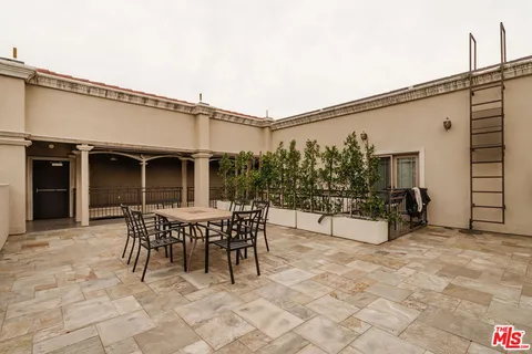 $1,075,000 | 423 Arnaz Drive, Unit 203, Los Angeles, CA 90048