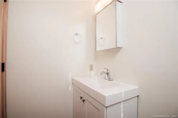 $2,250 | 2 Allspice Lane, Unit 2, Glastonbury, CT 06033