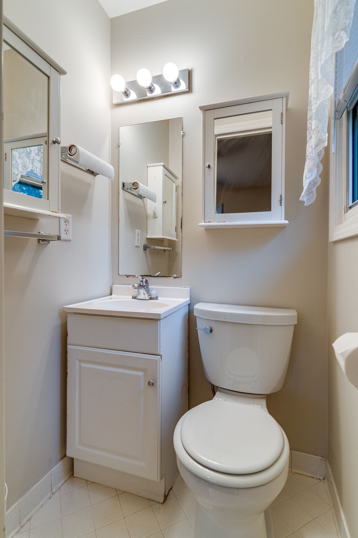 808 Nesbitt Lane Madison, TN 37115 - Photo 36 of 38 a bathroom with a toilet sink and mirror