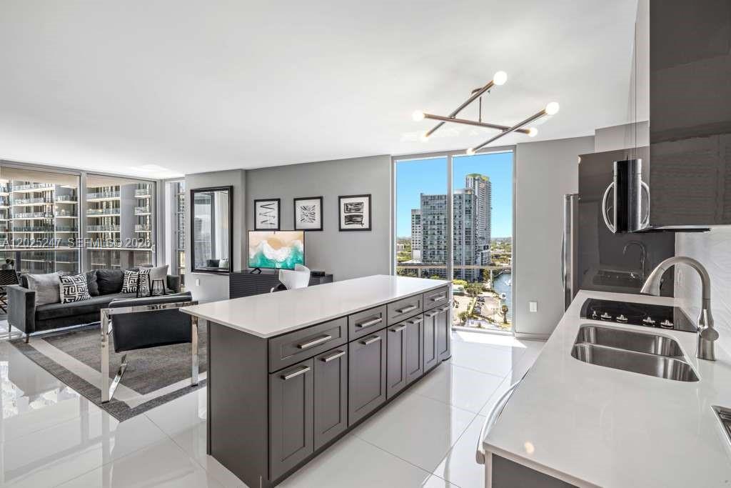 31 Southeast 6th Street, Unit 2101 Miami, FL 33131 - Photo 3 of 12