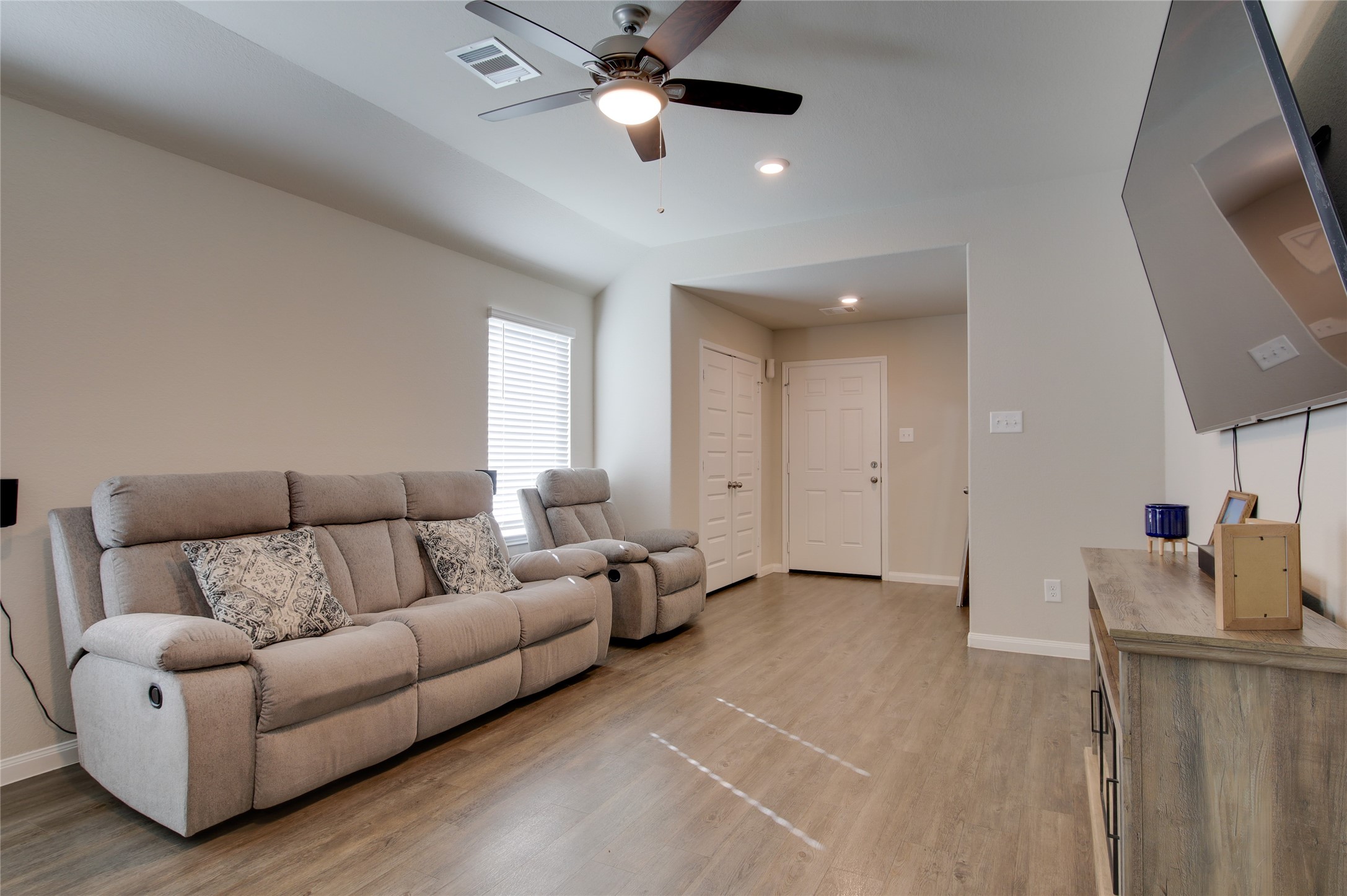 14026 Chinook Drive Conroe, TX 77384 - Photo 10 of 34 a living room with furniture and a ceiling fan