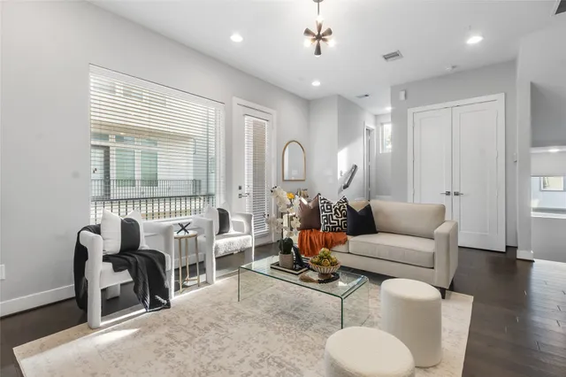 $425,000 | 8409 Hempstead Road, Unit H, Houston, TX 77008