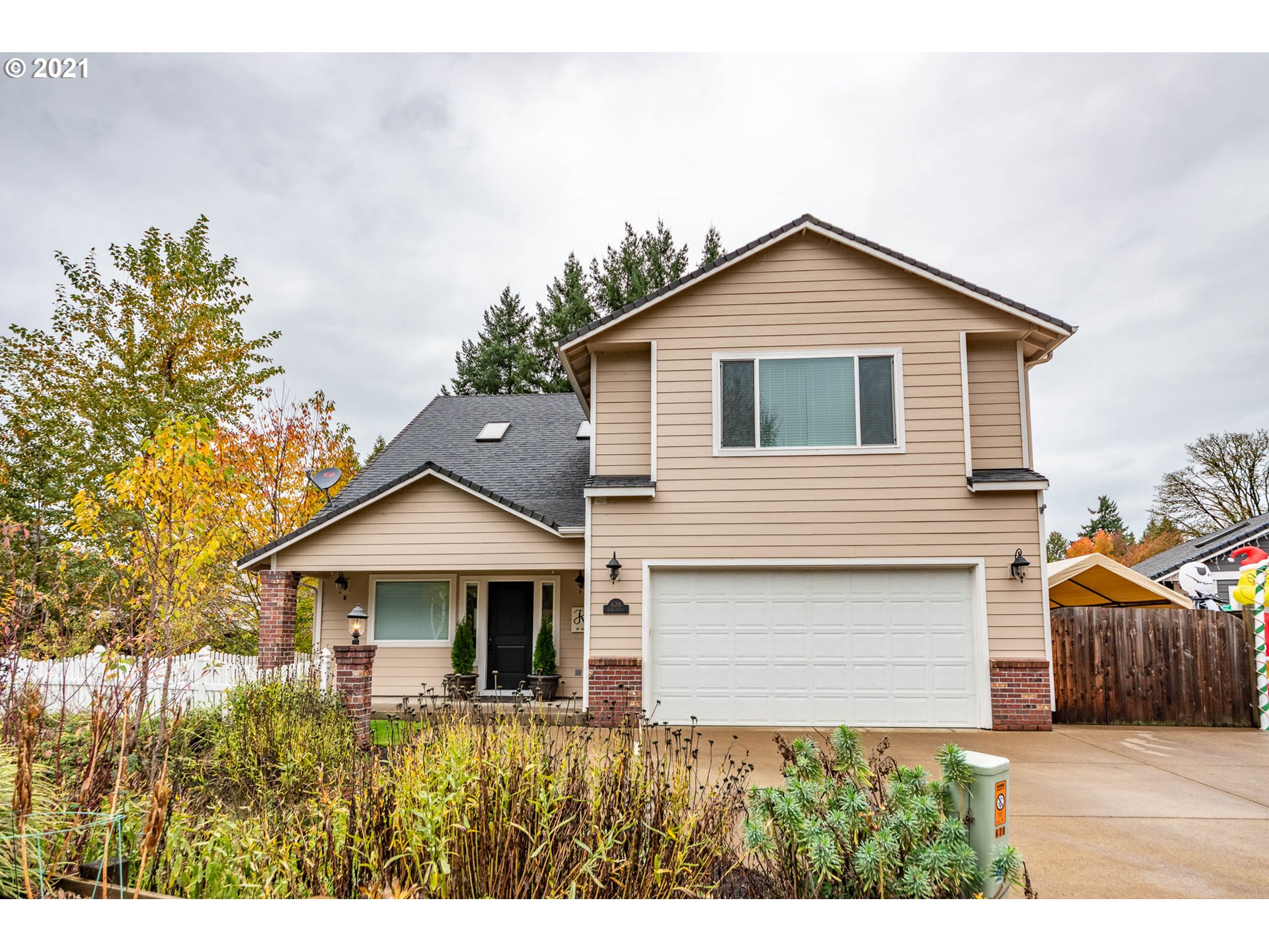 678 63rd Street Springfield, OR 97478 - Photo 1 of 32 a front view of a house with a yard and garage