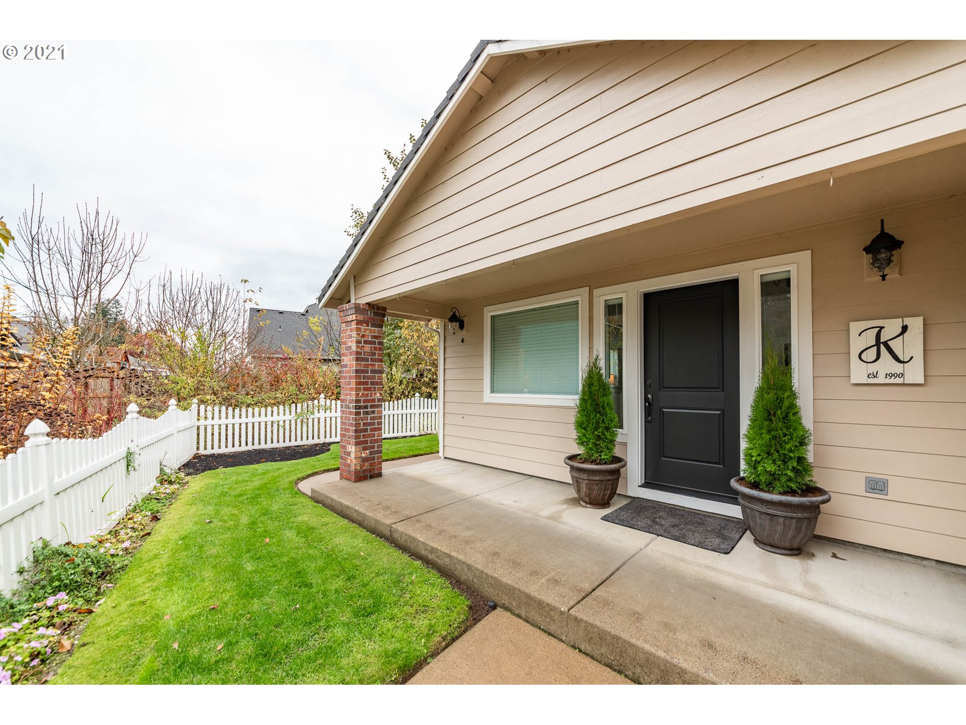 678 63rd Street Springfield, OR 97478 - Photo 2 of 32 a view of a house with porch and garden