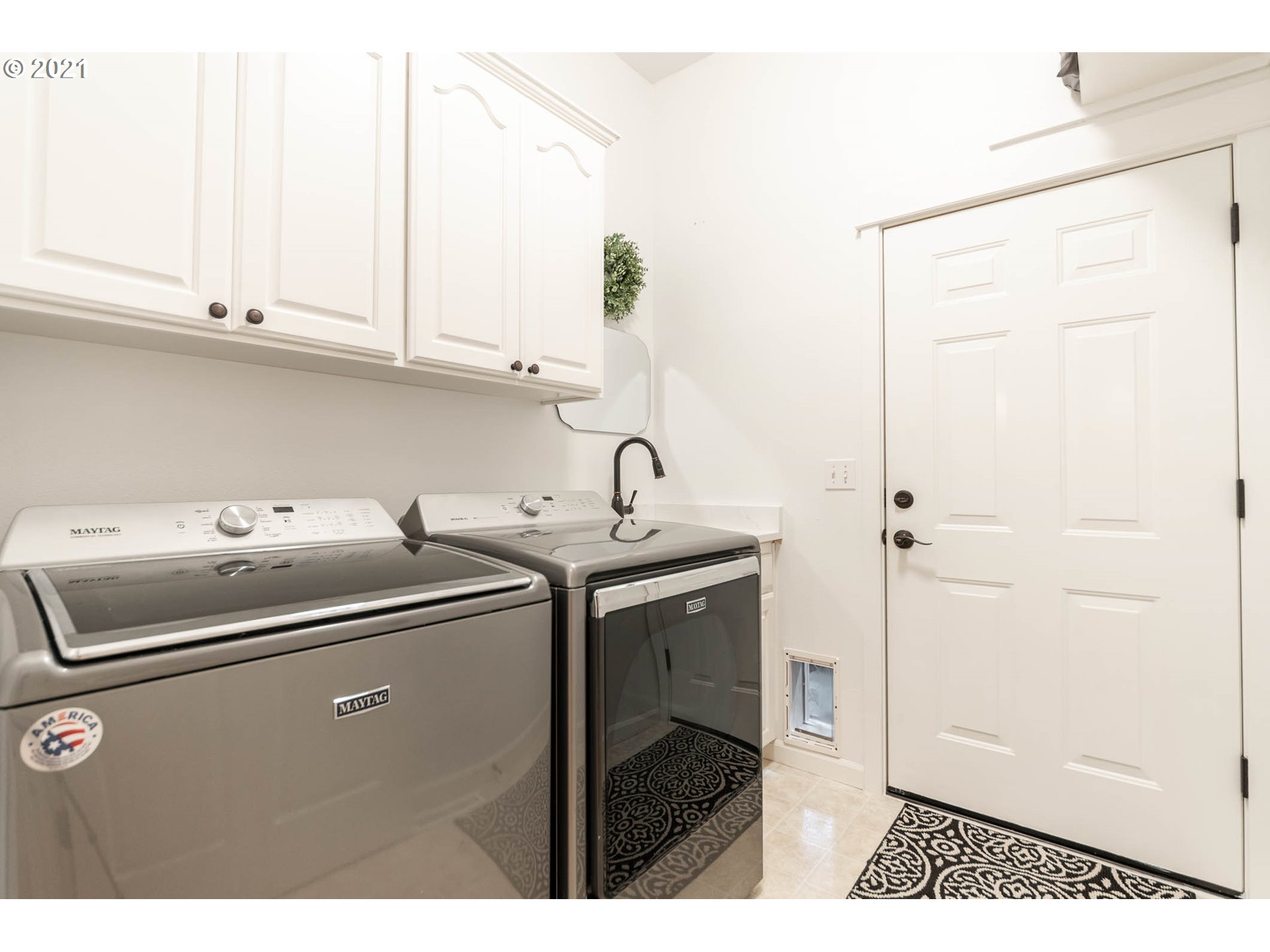 678 63rd Street Springfield, OR 97478 - Photo 26 of 32 a utility room with dryer and washer