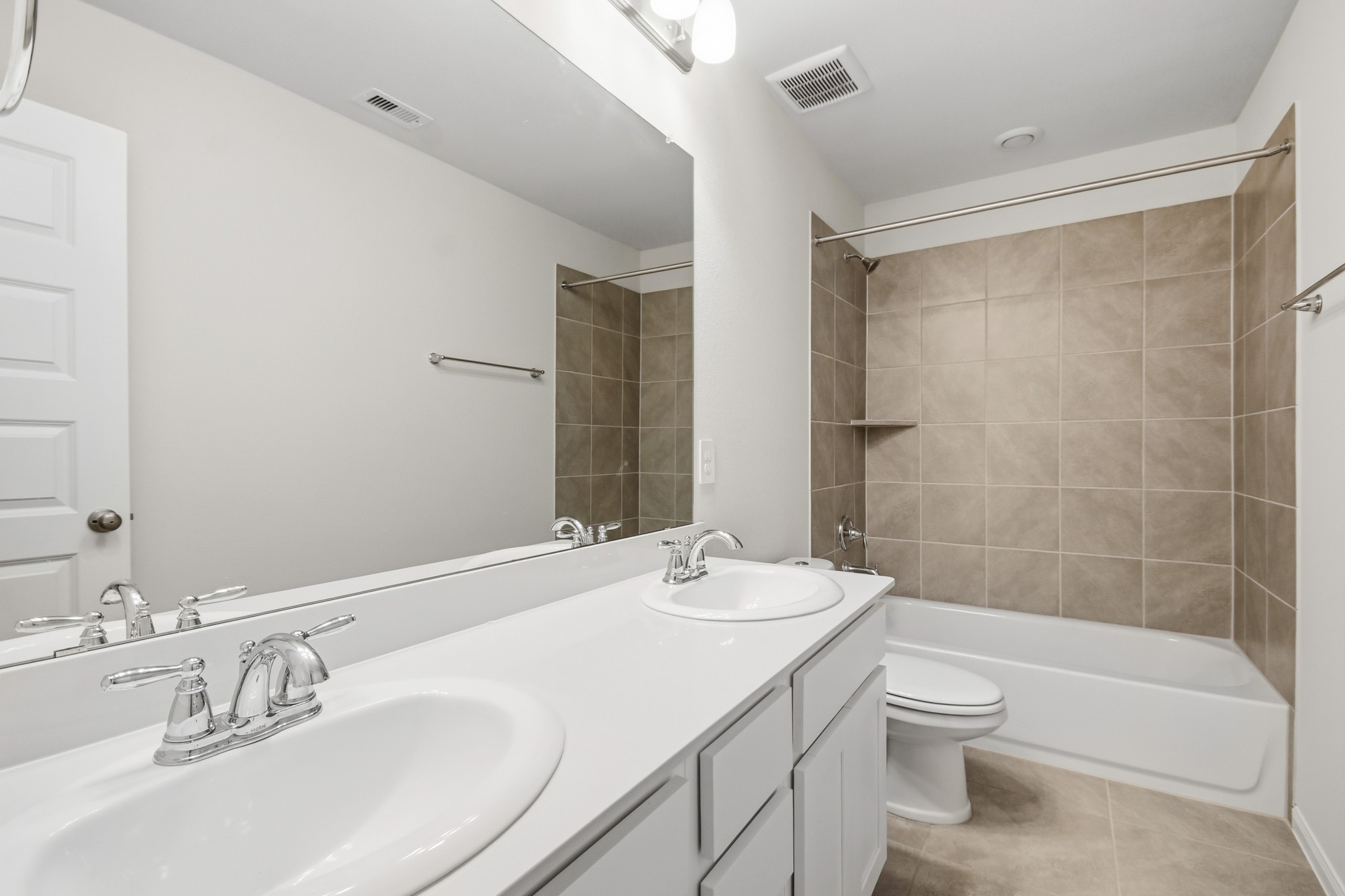 10723 Clfs Vw Drive Rosharon, TX 77583 - Photo 30 of 50 Full Bath #2-This is one of 2 full bathrooms upstairs that features a tub/shower combo and double vanities!