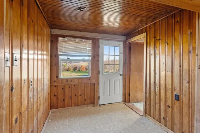 a view of empty room with window