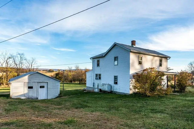 a view of a house with backyard