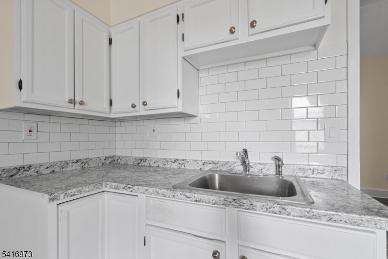 33 Delaware Street Elizabeth Port, NJ 07206 - Photo 4 of 43