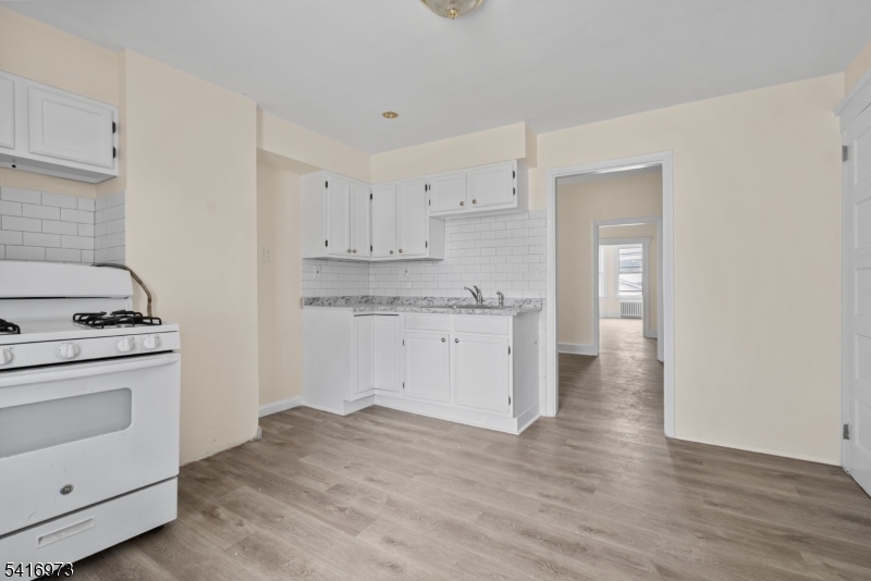 33 Delaware Street Elizabeth Port, NJ 07206 - Photo 5 of 43