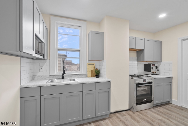 33 Delaware Street Elizabeth Port, NJ 07206 - Photo 7 of 43