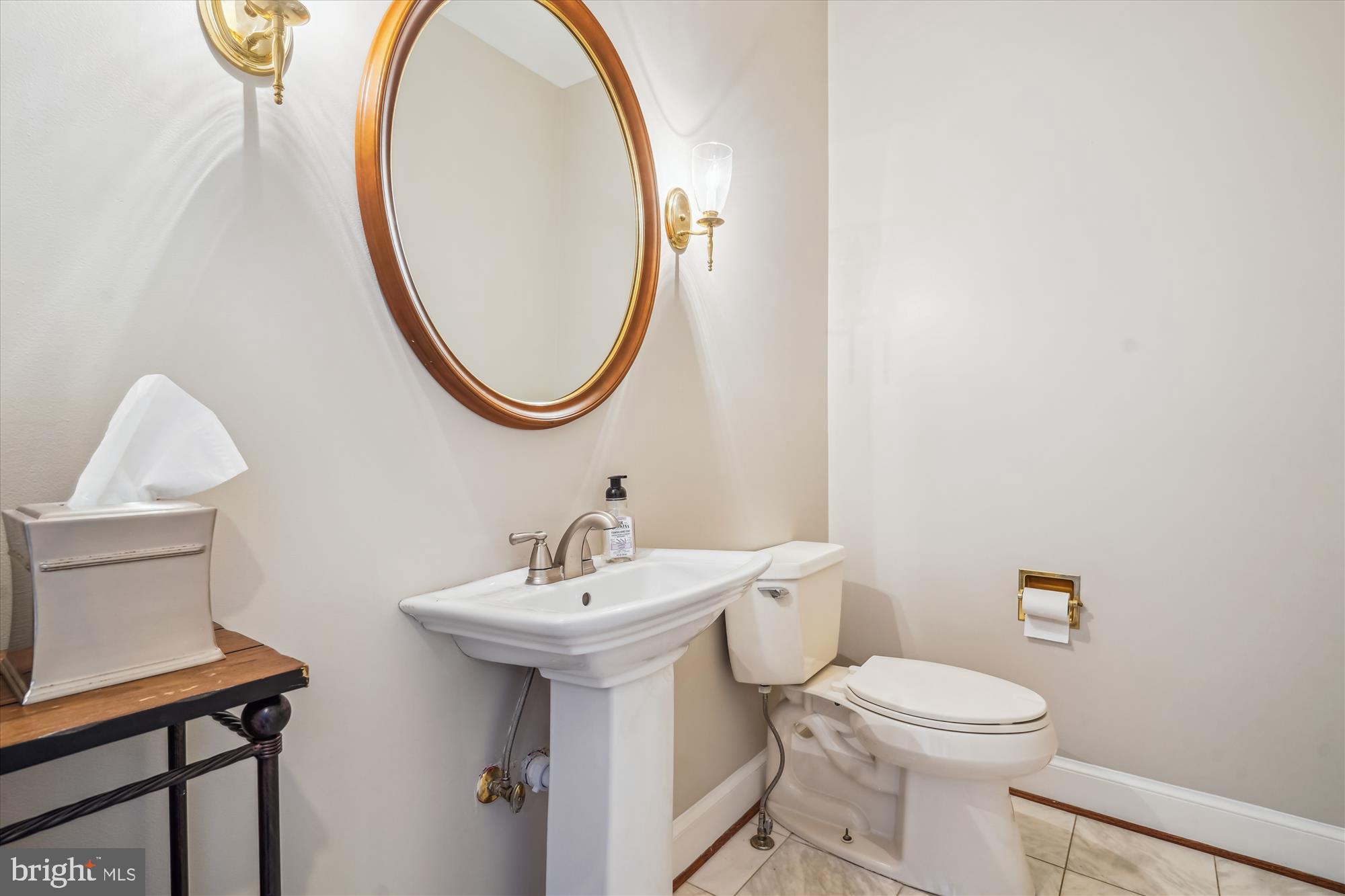 6100 Solitaire Way McLean, VA 22101 - Photo 25 of 60 a bathroom with a toilet a sink and a mirror