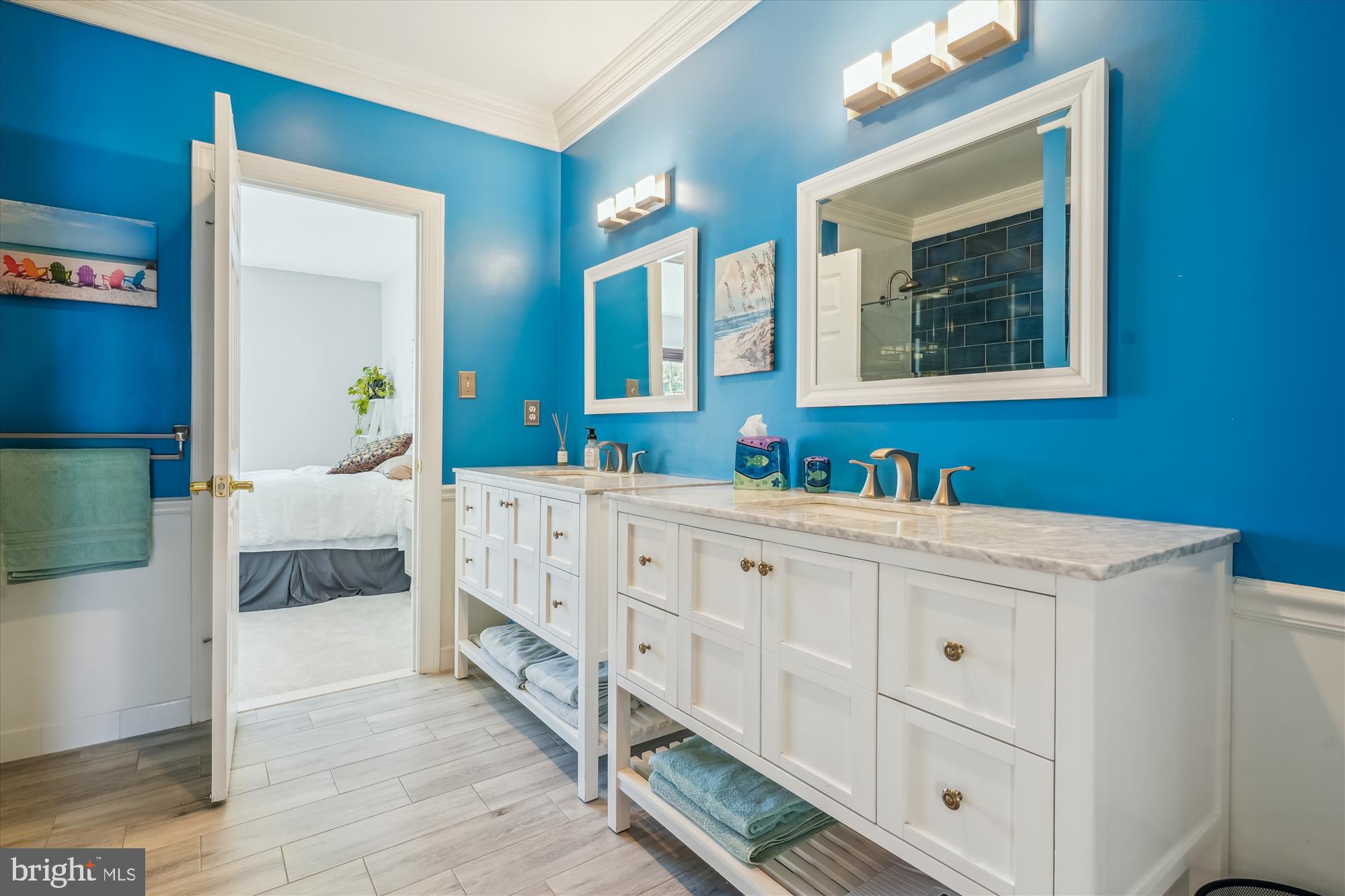 6100 Solitaire Way McLean, VA 22101 - Photo 30 of 60 a en suite bathroom with double sink and a mirror