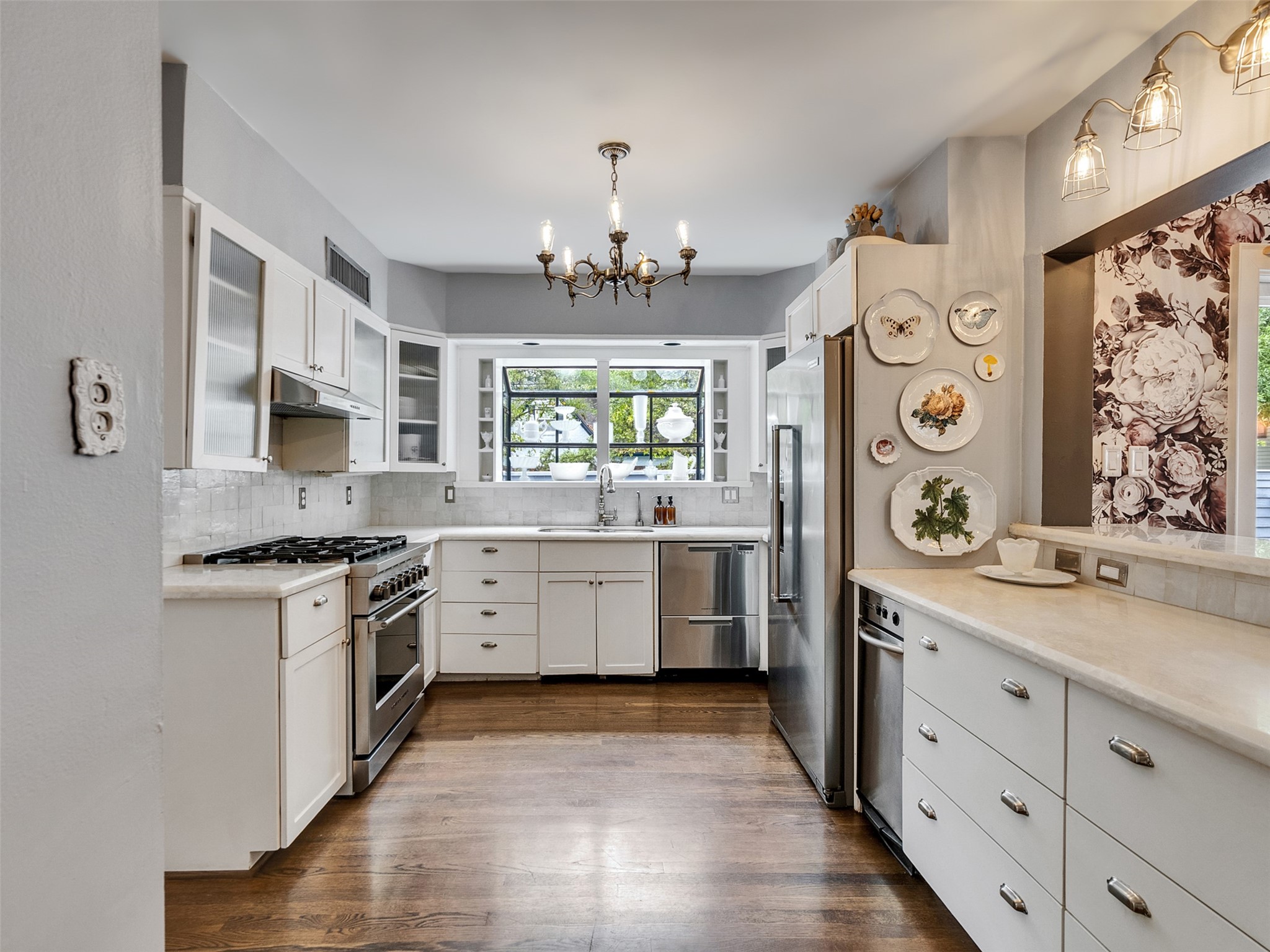 1836 Wroxton Road Houston, TX 77005 - Photo 11 of 42 Kitchen off the formal living room with a breakfast bar.