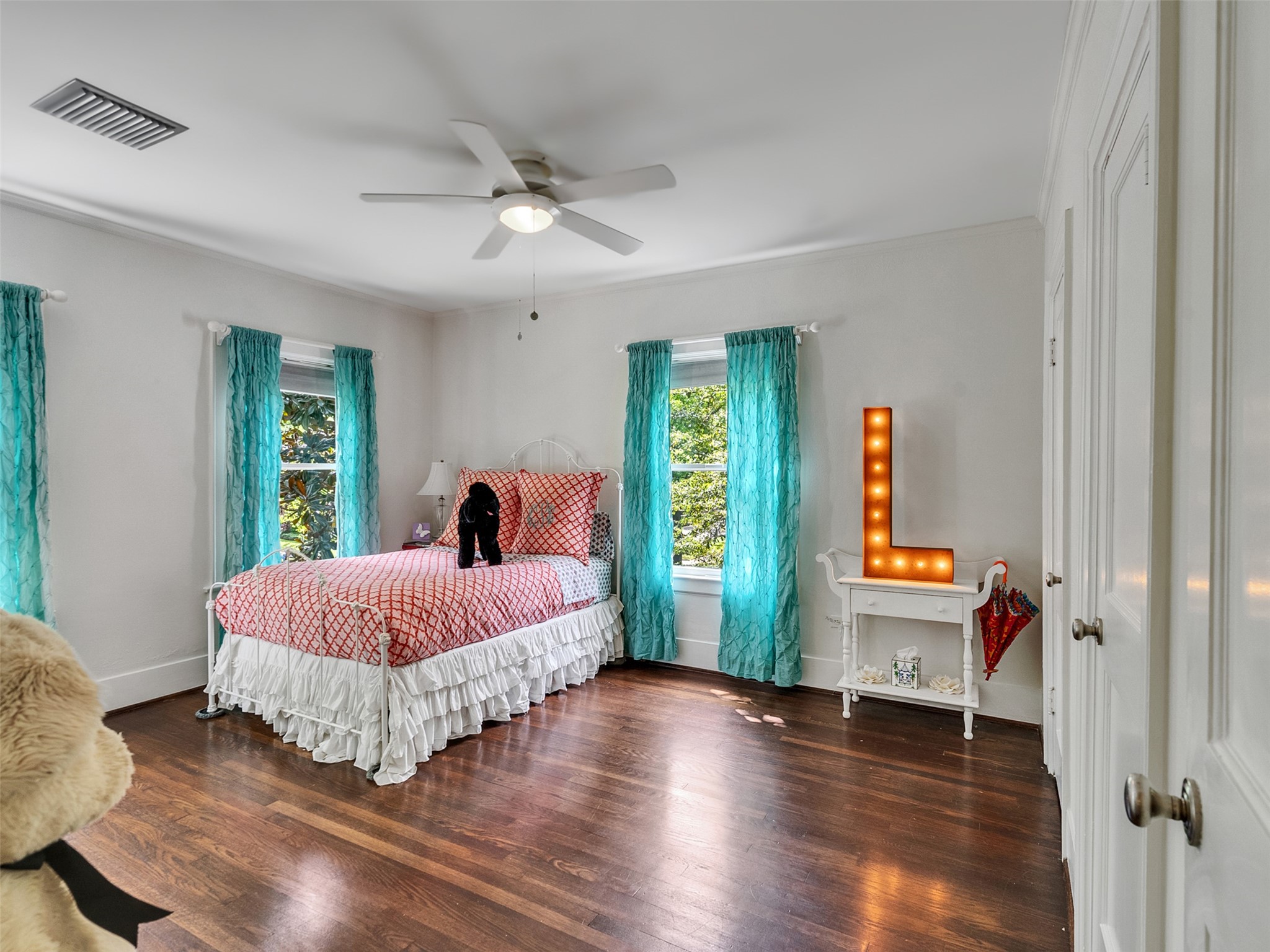 1836 Wroxton Road Houston, TX 77005 - Photo 21 of 42 One of three secondary bedrooms, great natural light and nice size.