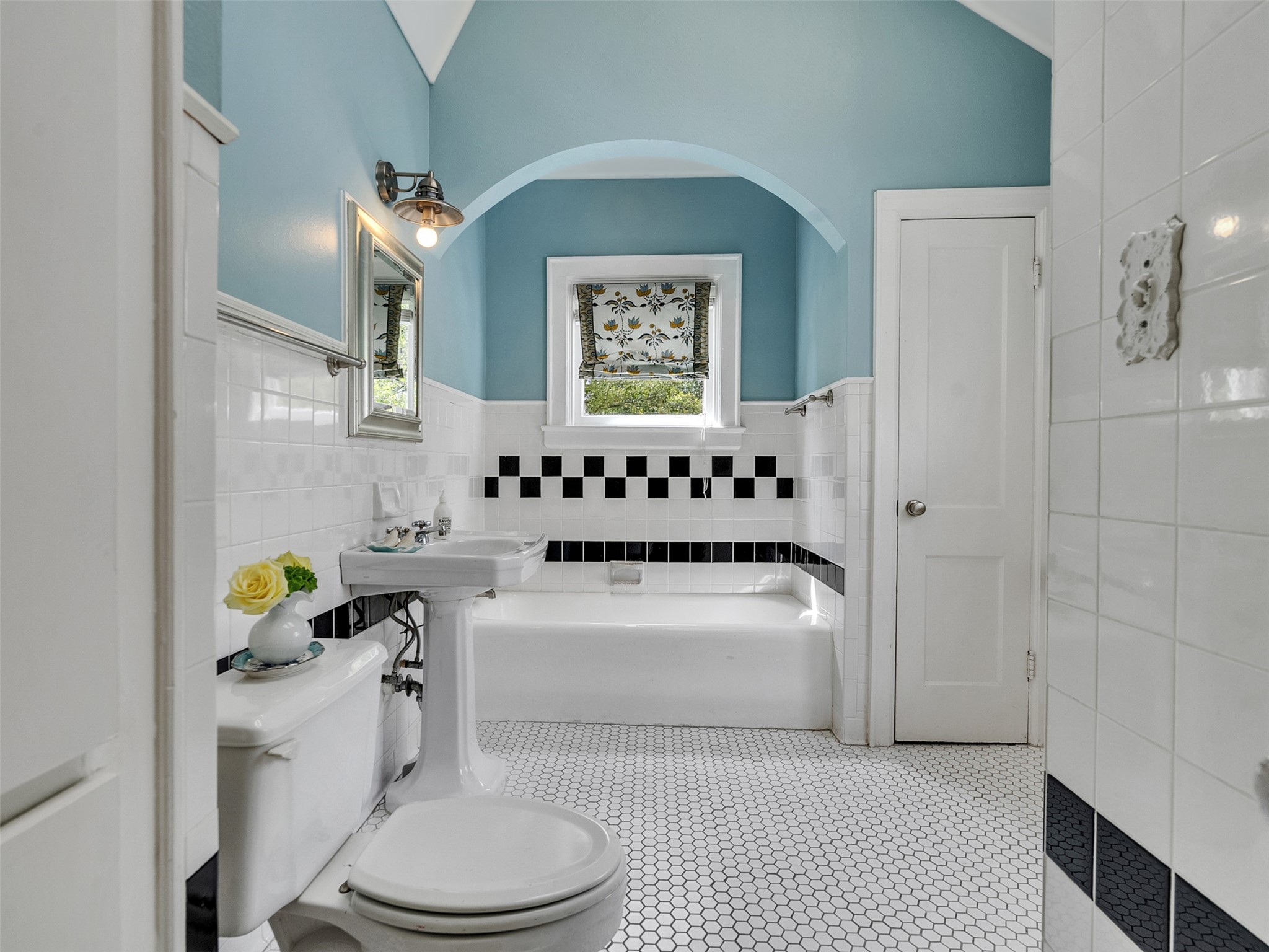 1836 Wroxton Road Houston, TX 77005 - Photo 22 of 42 Upstairs spacious full bath shared by two secondary bedrooms. Linen closet and extra storage.