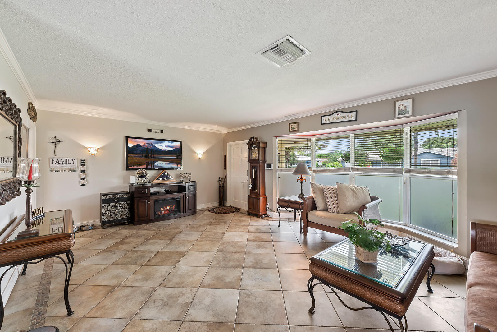 1940 Sharon Street Boca Raton, FL 33486 - Photo 3 of 36 3-5KIlZ50lR0mQRovEdeur_temp