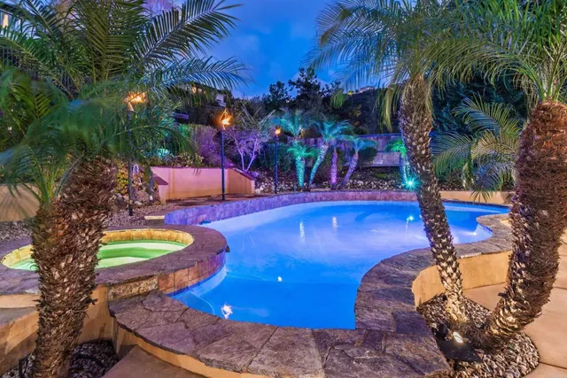 a view of a backyard