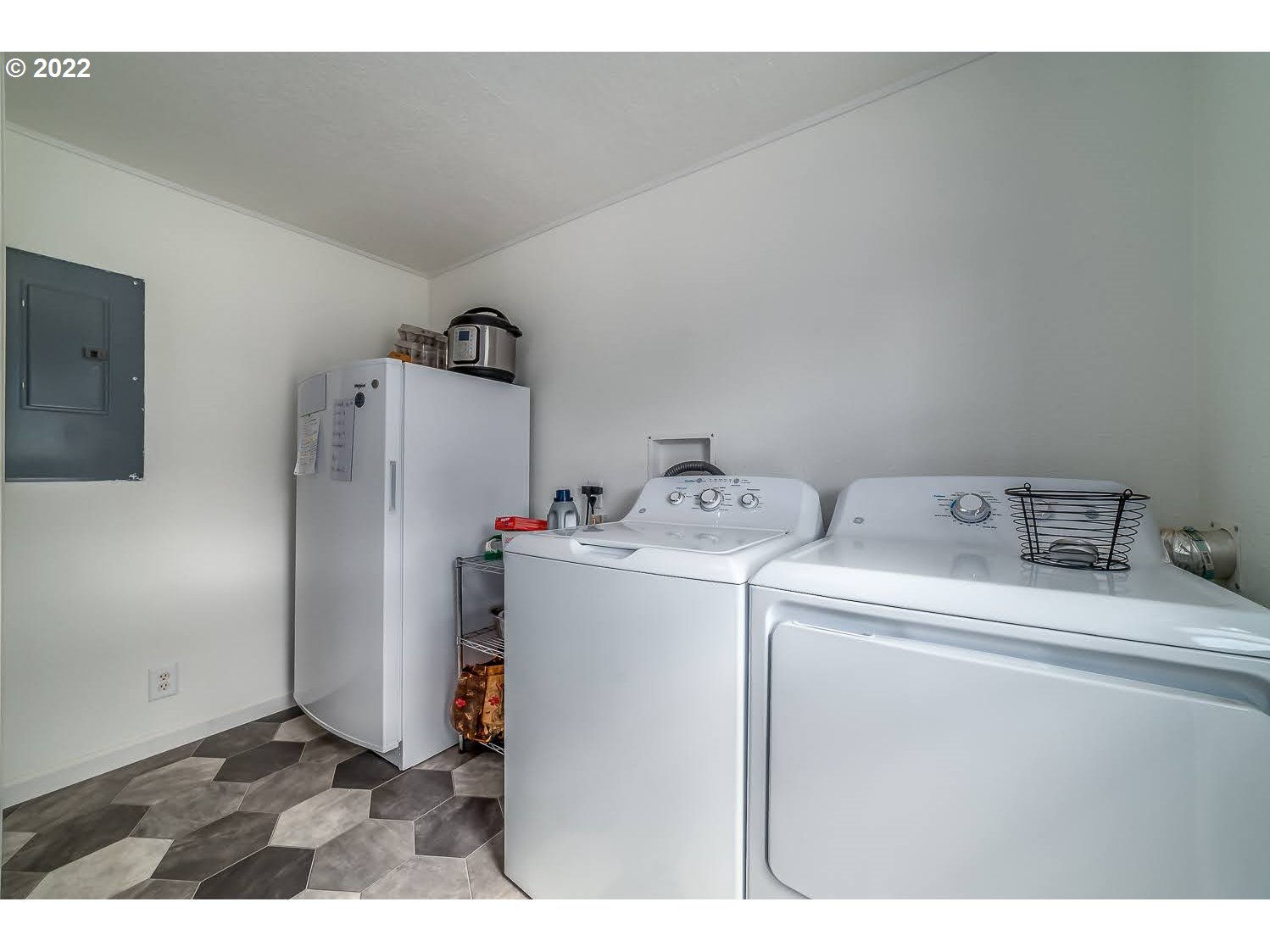 90611 Hill Road Springfield, OR 97478 - Photo 26 of 32 a utility room with dryer and washer