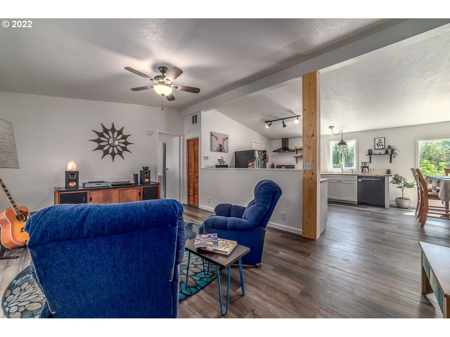 90611 Hill Road Springfield, OR 97478 - Photo 10 of 32 a living room with furniture and a chandelier