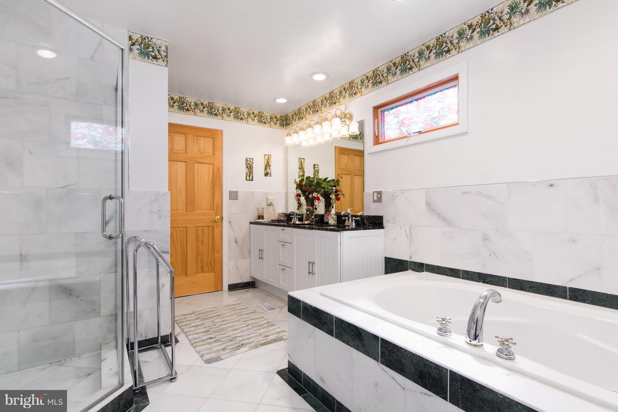 8087 Ventnor Road Pasadena, MD 21122 - Photo 24 of 30 Main level bath with jetted tub