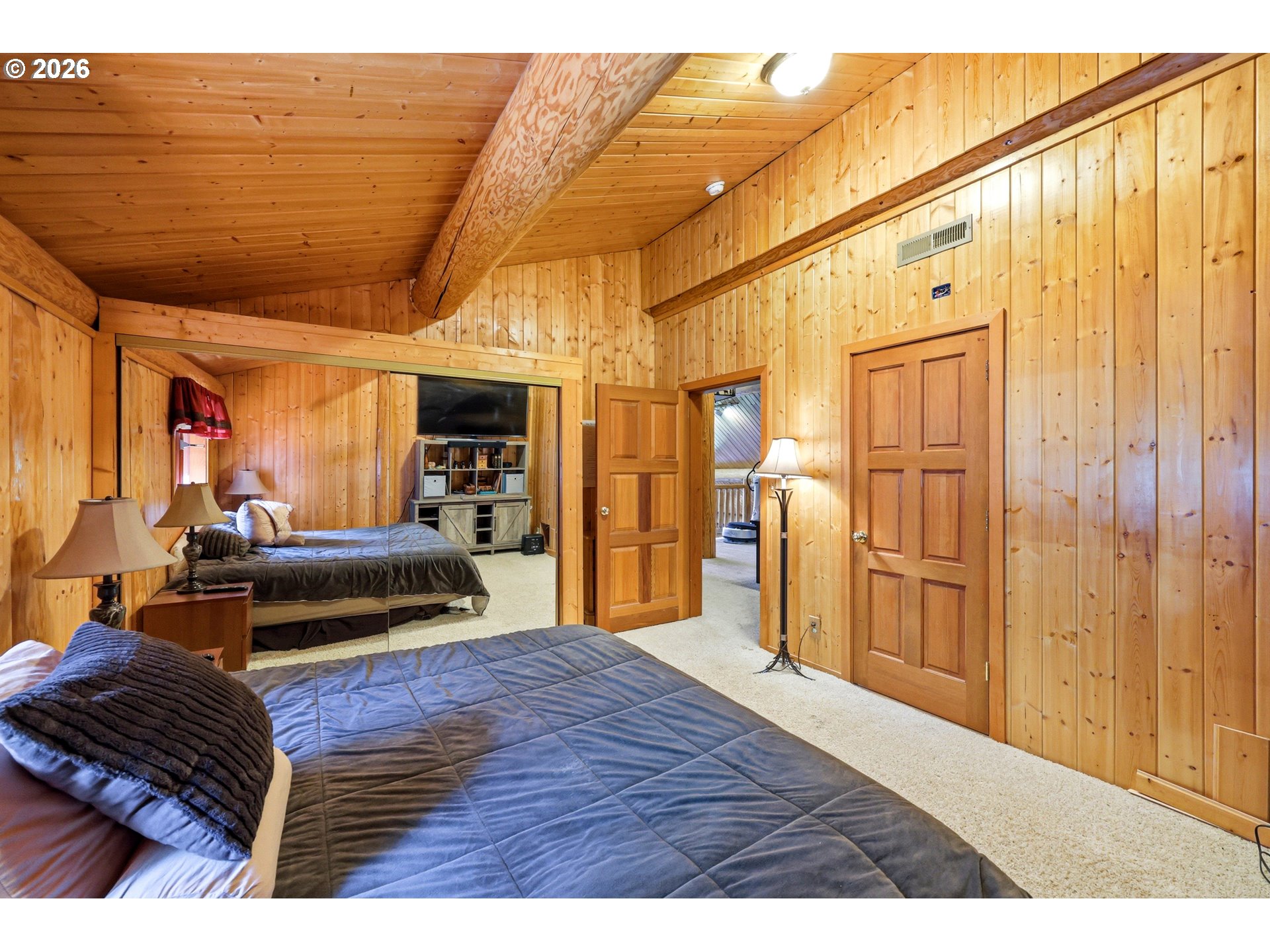 390 Spruce Creek Road Longview, WA 98632 - Photo 33 of 45 a bedroom with furniture and a large window