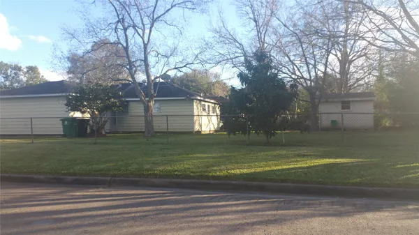 a view of a yard in front of a house