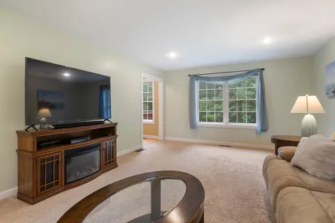 $949,900 | 98 Ridgecrest Drive, Greenland, NH 03840